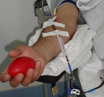 30 de persoane au donat sânge pentru fiica poliţistului Tomescu